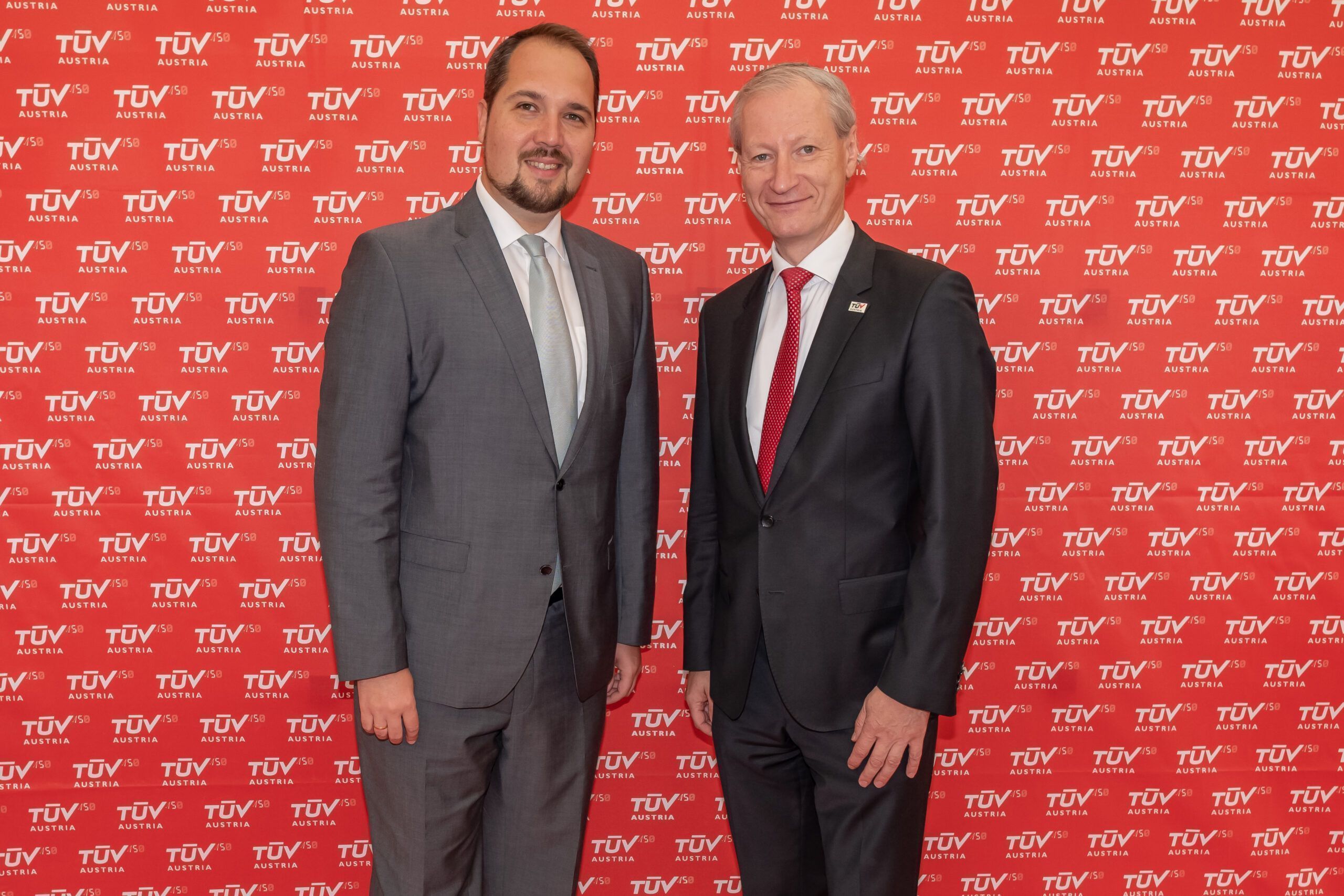 TÜV AUSTRIA Bautechnik Business Unit Leiter Stefan Pfefferer, MBA (l) mit TÜV AUSTRIA CEO Dr. Stefan Haas bei #TÜVAUSTRIA150 im TÜV AUSTRIA Technology & Innovation Center - Pfefferer ist verantwortlich für die bauliche Weiterentwicklung von Wiens größtem Prüf- und Forschungscluster (C) TÜV AUSTRIA, Christian Kraus