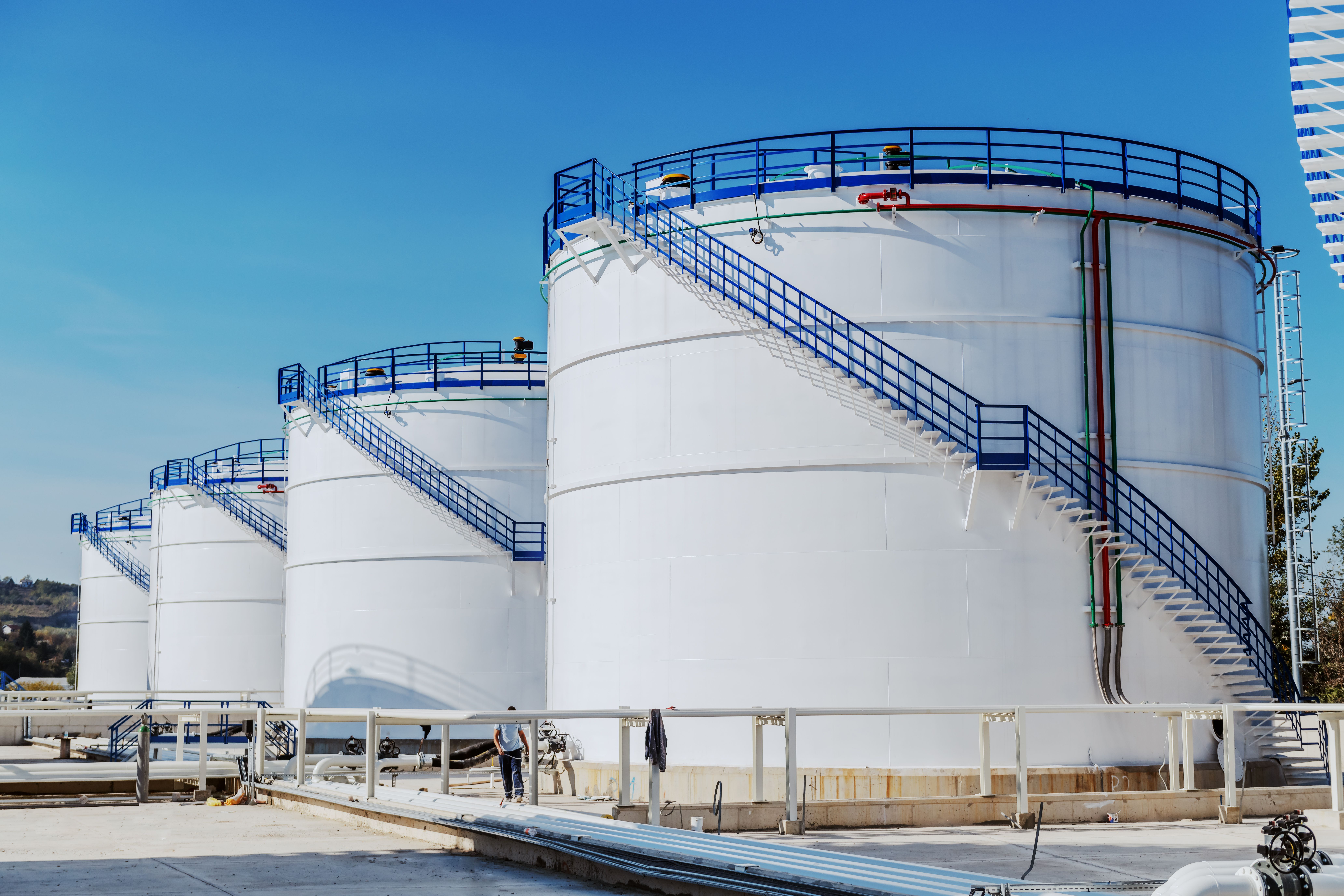 picture-oil-tanks-refinery-sunny-day.jpg